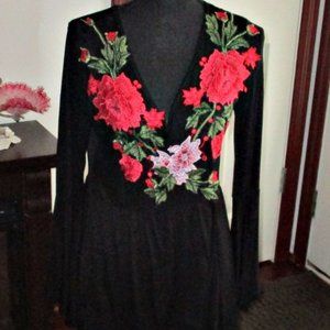 Stunning Black Tunic Top w/Floral Accents and Slim Bell Sleeves-XL-(14)